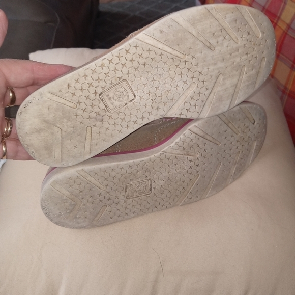 Ariat Cruiser Girl's 13.5 beige suede upper Slip on Loafer Boat shoes Pink Trim - Picture 6 of 8